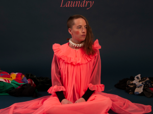 Non-binaire muzikant Ester presenteert EP ‘Laundry’