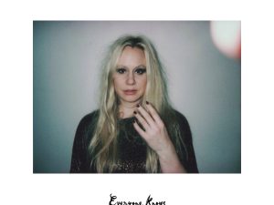 Susanna’s nieuwe single ‘Everyone Knows’ biedt een intieme blik op liefdesverdriet en zelfreflectie